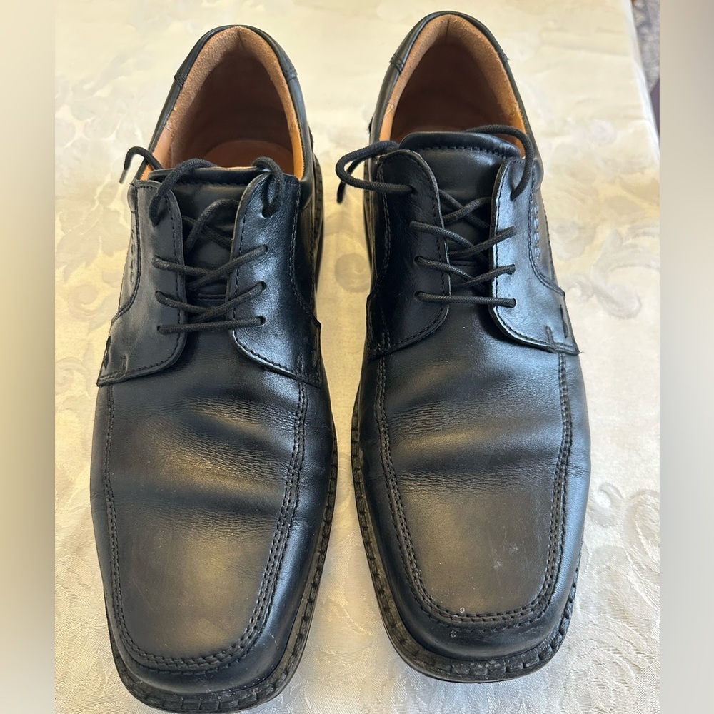 Mens’s Leather Ecco black Dress shoe - size 44 (10.5) extra wide.